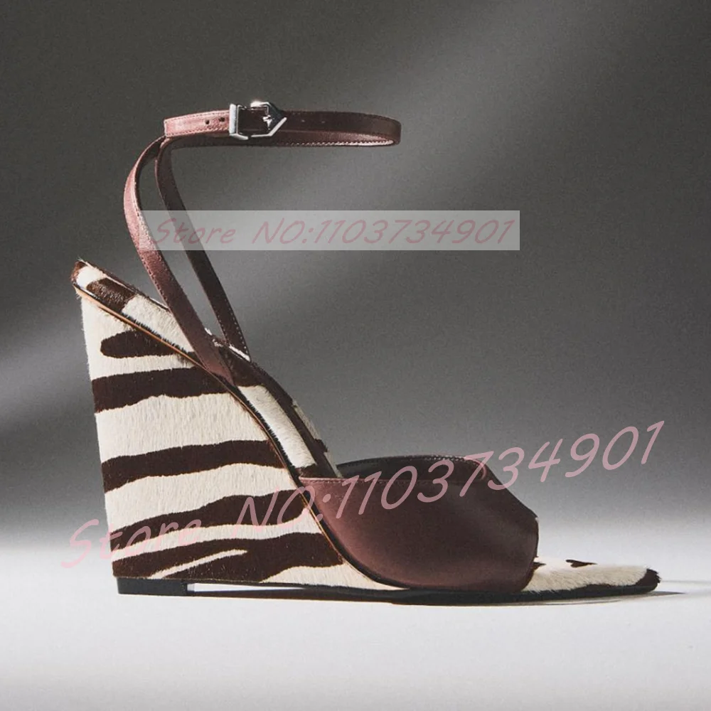 Clear Strap Heel - Sandalias de cuña con estampado de